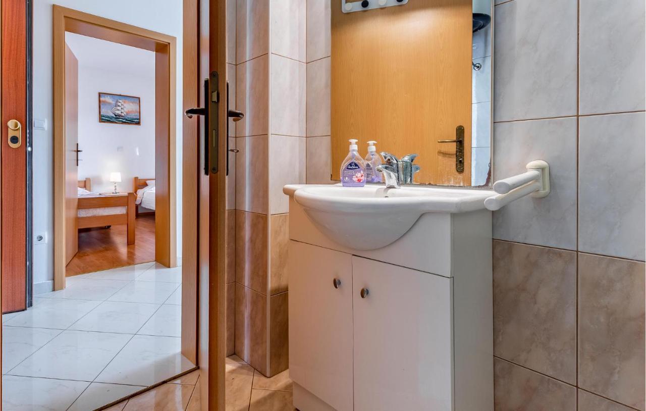 Lovely Apartment In Medulin With Kitchen Bagian luar foto