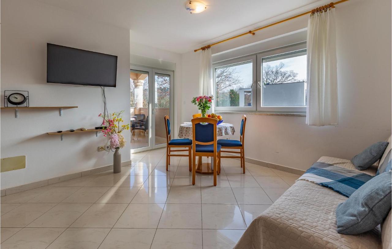 Lovely Apartment In Medulin With Kitchen Bagian luar foto