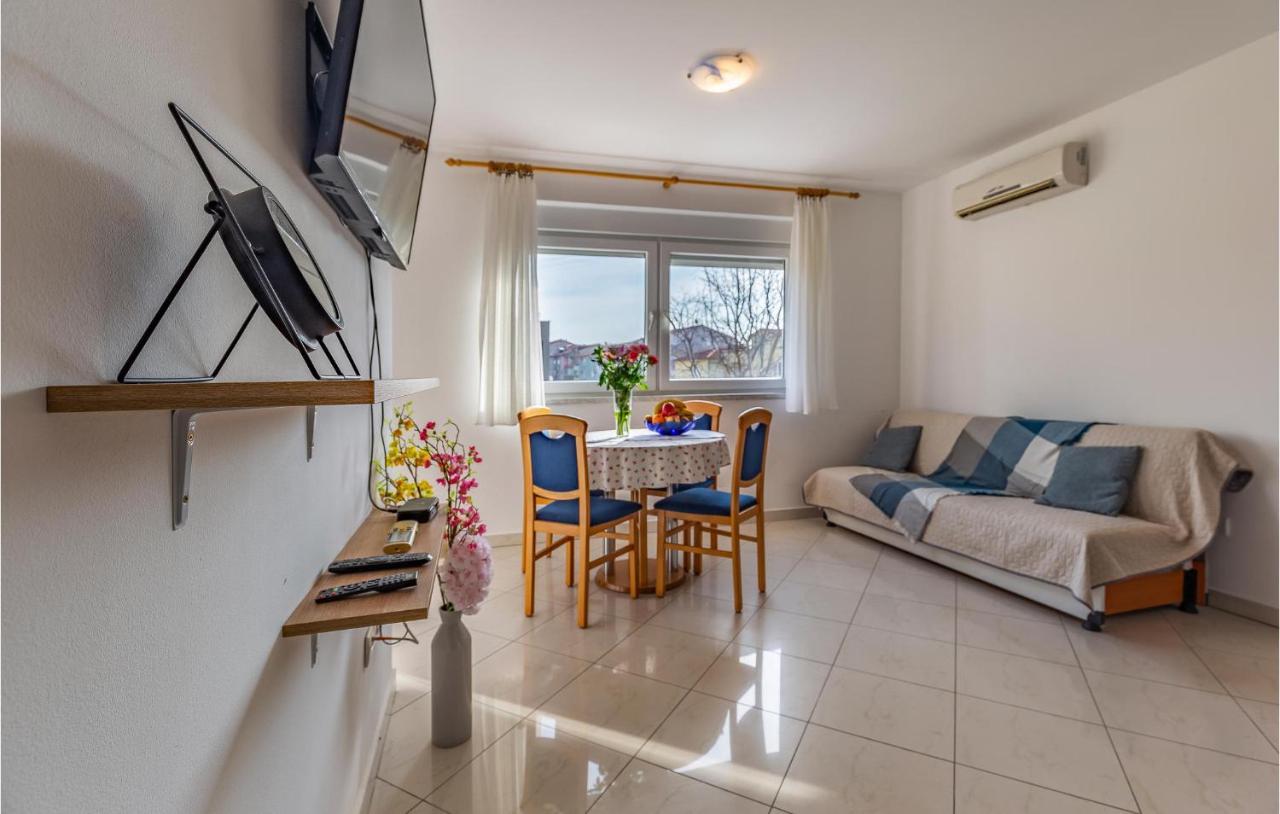Lovely Apartment In Medulin With Kitchen Bagian luar foto